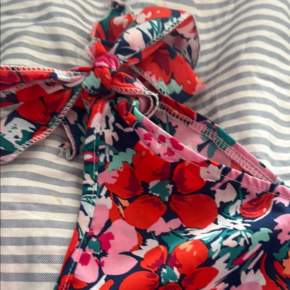 SHEIN Floral One-Shoulder Top - Picture 3 of 4